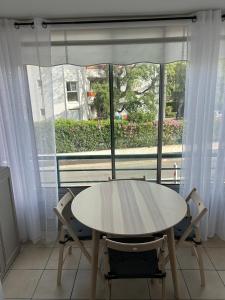 Studio lumineux à 120 M de la plage du centre ville