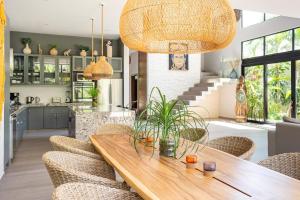 Casa Lulu Luxury 4 BR Villa mins to the Beach with Private Pool