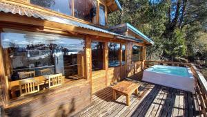 Refugio de bosque con jacuzzi en terraza y vista panorámica al lago