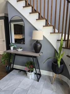 Luxury home 4BR, Pool, & 5 Mins to 401