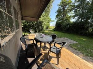 Prachtige 4 persoons glampingtent op rustige kleine camping