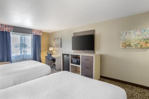 Queen Room with Two Queen Beds - Non-Smoking room in Best Western Porterville Inn