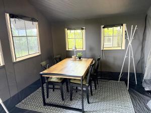 Mooie ruime 4 persoons glampingtent op kleine rustige camping