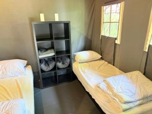 Mooie ruime 4 persoons glampingtent op kleine rustige camping