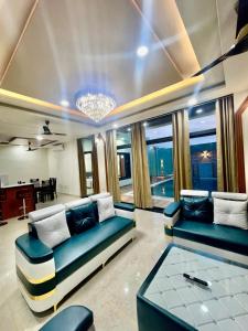 ZenRoofs - Pool Farm House