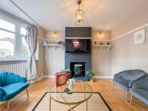 Spacious 3BDR House in New Malden with FREE Parking and Garden near Kingston upon Thames, Wimbledon & Raynes Park by NourNest Apartments