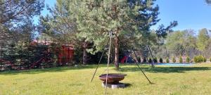 Biały domek nad jeziorem