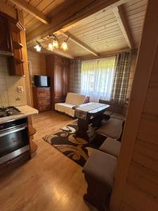 Cichowiańska Chałupa przy stoku z widokiem na GÓRY I SKY WALK