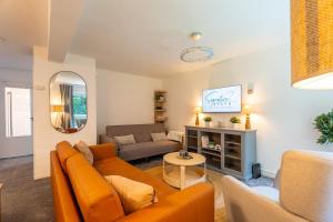 Comfy 3 BR with Sofa Bed Near Roundhay