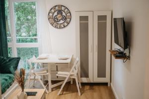 Appartements Escapade a deux ou en teletravail, Studio calme avec Parking gratuit, WiFi rapide, proche ligne 14, Paris centre et Aeroport d-Orly : photos des chambres