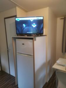 Campings Mobilhomes 6 & 4 pers a Ivry La Bataille Clim TV Wifi terrasse & confort Paris Eure Gestion : photos des chambres