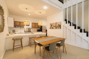 Villa Zambrud Sanur Elegant Tropical Villa with Private Pool & Garden and Garage