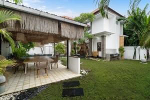 Villa Zambrud Sanur Elegant Tropical Villa with Private Pool & Garden and Garage