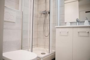 Appartements Escapade a deux ou en teletravail, Studio calme avec Parking gratuit, WiFi rapide, proche ligne 14, Paris centre et Aeroport d-Orly : photos des chambres