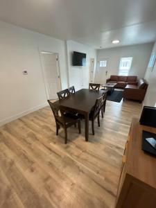 Short Walk to Niagara Falls 6 Bedrooms