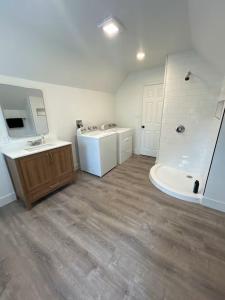 Short Walk to Niagara Falls 6 Bedrooms