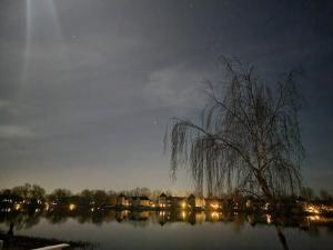 Luxurious, South-Facing Lakeside Lodge