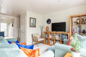 Luxurious, South-Facing Lakeside Lodge