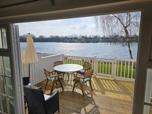 Luxurious, South-Facing Lakeside Lodge