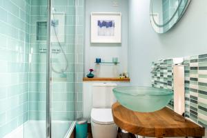 Luxurious, South-Facing Lakeside Lodge