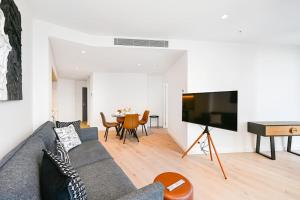 Next to Skybus Luxe 2 Bed 2 Bath with Parking Pool Gym Sauna