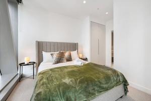 Next to Skybus Luxe 2 Bed 2 Bath with Parking Pool Gym Sauna