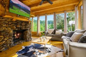 Luxury Lodge and Resort- Hot Tub, Fire Pit, Game Room, Pets