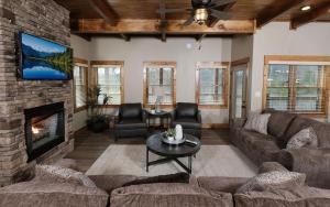 Moonlit Lodge - Hot Tub, Modern Vibes & Firepit