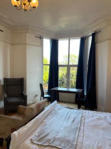 Old style room near Singleton Hospital sleeps three