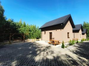 Domki w Gorzewie niedaleko jeziora Białe