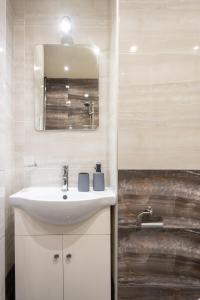 Spacious 1BDR in the Center with FREE Parking