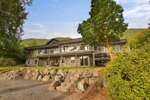 Cowichan Lake Manor by EMR Vacation Rentals