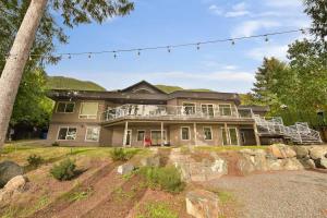 Cowichan Lake Manor by EMR Vacation Rentals