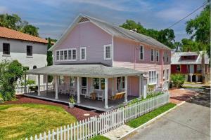St Augustine "Pink House" Sleep 12, 6 Bd, 3Bth, Steps to Historic St Augustine Center &Tourist Attractions, Restaurants, Cafes, Backyard, Porch