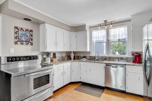 St Augustine "Pink House" Sleep 12, 6 Bd, 3Bth, Steps to Historic St Augustine Center &Tourist Attractions, Restaurants, Cafes, Backyard, Porch