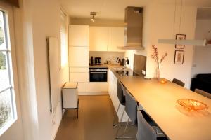 De Goudvink 7-persoons, overdekte hottub en loungebank, finse sauna, wifi, sunshower