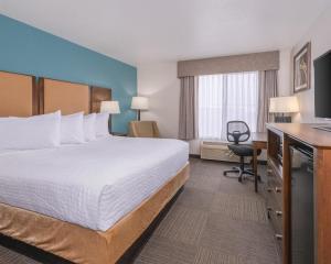 King Room - Shower Only - Non Smoking room in Best Western Plus Frontier Inn