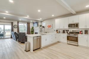 Columbia River Views Spacious Hammond Getaway!