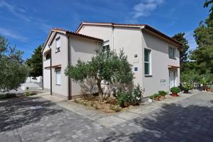 Apartments by the sea Banjol, Rab - 12838 - 3hvězdičkové hotely ve městě Rab