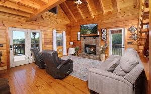 Smoky Mountain Lake Retreat