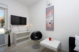 Apartments by the sea Banjol, Rab - 12838