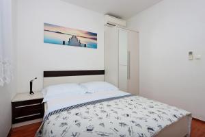 Apartments by the sea Banjol, Rab - 12838