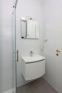 Apartments by the sea Banjol, Rab - 12838