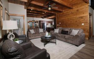 Moonlit Lodge - Hot Tub, Modern Vibes & Firepit