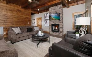Moonlit Lodge - Hot Tub, Modern Vibes & Firepit