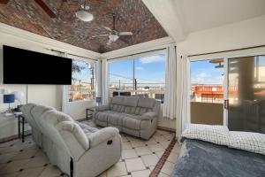 3 Story Home 3BR 2BA with Rooftop View and Heated Pool