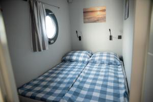 Domek na wodzie Topiko Czarter - Leśna Przystań