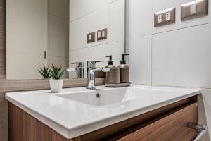 Modern & Fully Equipped Apt Next to Metro