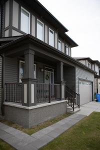 Modern 2-Bedroom Suite with Private Access - 10 minutes from Calgary Airport