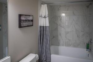 Modern 2-Bedroom Suite with Private Access - 10 minutes from Calgary Airport